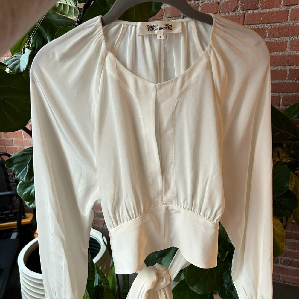 DIANE VON FURSTENBURG SILK TOP, SIZE 8 NEVER WORN